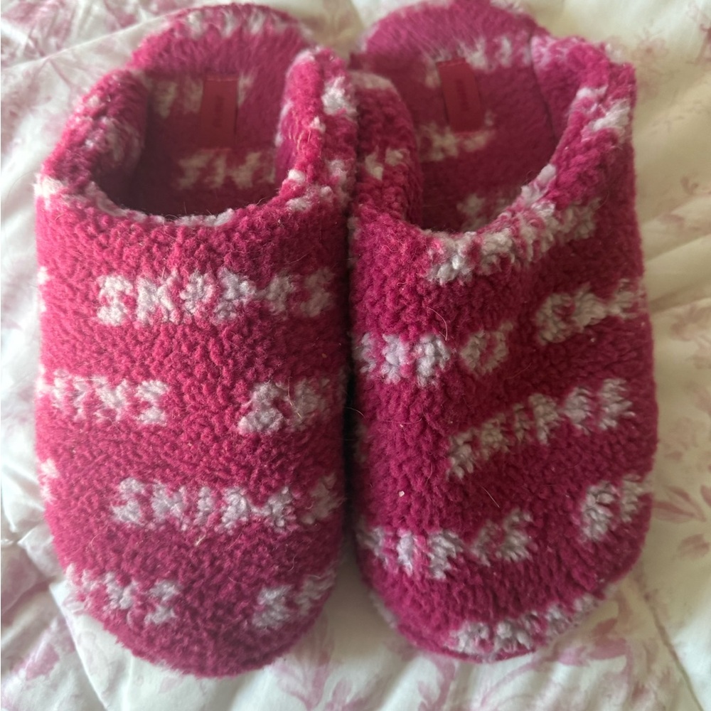 SKIMS Pink and White Women's Slippers